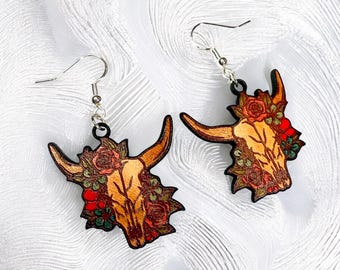 Pendientes de cuero con calavera de vaca del oeste