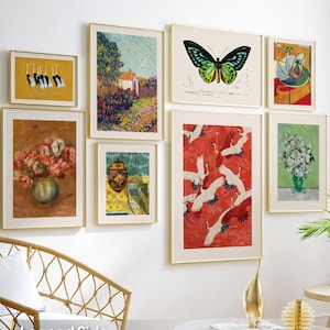 Peut inclure: Un ensemble de huit cadres dorés disposés en galerie sur un mur blanc. La collection comprend des illustrations de papillons, de grues, de natures mortes florales et de paysages, présentées dans des formats variés sur le mur.