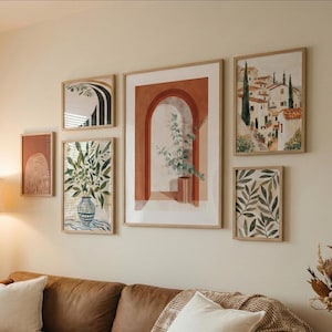 Peut inclure: Un ensemble de six cadres muraux disposés en galerie. La collection comprend une arche en terre cuite, une scène de village méditerranéen, un olivier en pot, une forme abstraite texturée et deux motifs de feuilles botaniques aux tons neutres.