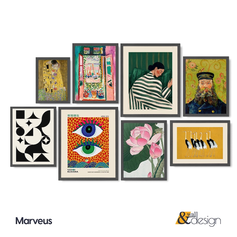 Op de afbeelding: Een galerijwandset van acht ingelijste kunstprints met diverse onderwerpen, waaronder een paar in goud, een raamuitzicht, een persoon in een gestreept shirt, een portret, geometrische vormen, twee ogen, een roze lotusbloem en een groep kraanvogels.
