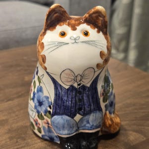 Cinque Ports Rye Pottery Cat Design by Joan de Bethel