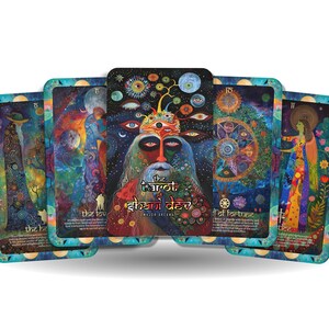 以下が含まれることがあります： カラフルで複雑なイラストが描かれたタロットデッキ。カードには、運命の輪、恋人、女教皇など、さまざまなシンボルやイメージが描かれています。デッキのタイトルは「The Tarot of Shani Dev」です。