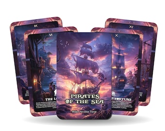 Può includere: Un mazzo di tarocchi con uno schema di colori viola, rosa e blu. Le carte presentano illustrazioni di navi, isole e altre immagini nautiche. Il mazzo è intitolato "Pirates of the Sea: Major Arcana Tarot".