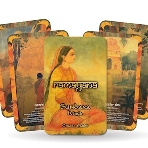 Op de afbeelding: Een set orakelkaarten met een geel, oranje en bruin kleurenschema. De kaarten bevatten illustraties van mensen en scènes uit de Ramayana, een oud Indiaas epos. De tekst op de kaarten luidt "Ramayana Sundara Kanda Oracle Cards".