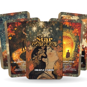Könnte beinhalten: Ein Kartenspiel mit Star Mantra Orakelkarten. Die Karten zeigen Illustrationen einer Frau, Sterne und Herbstblätter. Der Text "Star Mantra" und "Oracle Cards" ist auf der Vorderkarte zu sehen. Die Karten haben ein mystisches und spirituelles Thema.