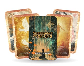 Op de afbeelding: Een pakje "Surrender Mantra" orakelkaarten. De kaarten bevatten illustraties van duiven, figuren en natuurscènes in warme tinten. De centrale kaart toont de titel en de woorden "ORACLE CARDS".