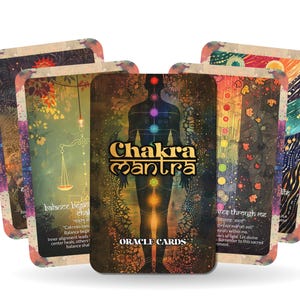 Könnte beinhalten: Ein Deck Chakra Mantra Orakelkarten. Die Karten zeigen farbenfrohe Illustrationen, wobei eine zentrale Karte eine Silhouette einer Person mit hervorgehobenen Chakrapunkten zeigt. Der Text "Chakra Mantra" ist in goldfarbenen Buchstaben gehalten. Die Karten haben abgerundete Ecken.