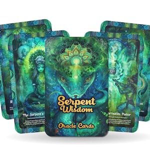 Puede incluir: Un juego de cartas de oráculo Serpent Wisdom con un esquema de colores verde, azul y dorado. Las cartas presentan ilustraciones de serpientes, una mujer con una corona y una persona sosteniendo un bastón. El texto en las cartas dice "Serpent Wisdom Oracle Cards".
