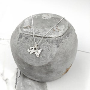 Personalisierte Biene Halskette Kleine Biene Halskette Initial Charm Halskette Hummel Biene Halskette Personalisierte Halskette Personalisierter Schmuck Silber