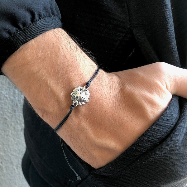 Silbernes Löwenkopf-Armband, Unisex-Juwel, Valentinstaggeschenk für ihn / sie / Papa, Löwe-Sternzeichen-Charme-Juwel, stapelbares justierbares schwarzes Kordel-Juwel