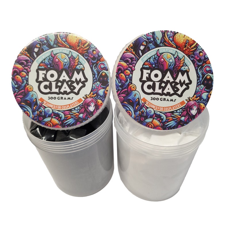 Pu&ograve; includere: Due contenitori di argilla di schiuma nera e bianca, ognuno con un coperchio colorato che presenta un design di cartoni animati e il testo "Foam Clay 300 Grams Designed for Cosplayers".