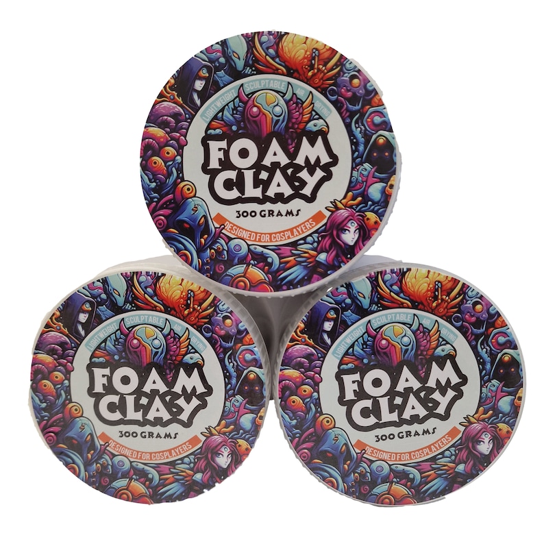 Pu&ograve; includere: Tre contenitori di argilla di schiuma bianca, ognuno con un design colorato che presenta una variet&agrave; di creature e il testo "FOAM CLAY 300 GRAMS DESIGNED FOR COSPLAYERS".