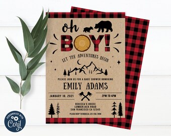 Może przedstawiać: Zaproszenie na baby shower w kratę czerwoną i czarną na brązowym tle. Zaproszenie zawiera napis "Oh Boy! Let the adventures begin." i przedstawia brązowego niedźwiedzia i mniejsze niedźwiadka. Zaproszenie zawiera również informacje o baby shower, w tym datę, godzinę i miejsce.