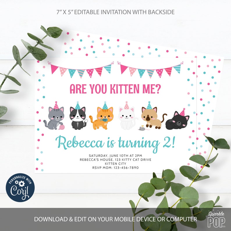 以下が含まれることがあります： ピンクとブルーの誕生日招待状で、旗の横断幕と「Are you kitten me?」と「Rebecca is turning 2!」のテキスト、そしてパーティーハットをかぶった6匹の漫画の猫が並んでいます。招待状には、パーティーの日時と場所が記載されています。