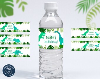 Puede incluir: Etiquetas de botella de agua editables con un dinosaurio verde y hojas tropicales. Las etiquetas dicen "Mason's 3rd Birthday!" y miden 20,3 cm por 5,1 cm.