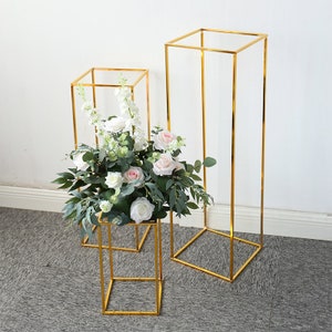 Set di vasi alti in metallo dorato per fiori per la decorazione del tavolo della festa nuziale