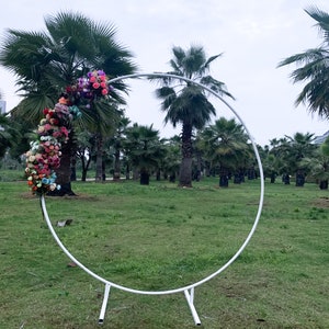 Wedding Circle Arch White Metal Hoop Balloon Loop Assorted Rose Buds Nosegay Flower Arch with Stand for Birthday Decoration Home Celebration