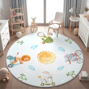 Könnte beinhalten: Ein weißer runder Teppich mit einem farbenfrohen Cartoon-Design, das einen Löwen auf einem Roller, eine Schildkröte auf einem Fahrrad, ein Kaninchen auf einem Roller, einen Elefanten auf einem Fahrrad und eine Sonne in der Mitte zeigt.