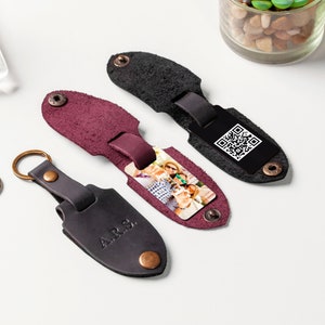 Personalized Leather Keychain with Hidden Photo & Music QR Code – Custom Gift with Message, Calendar, Coordinates for Couples and Friends