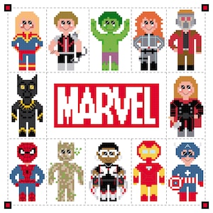Può includere: Un'illustrazione in pixel art di personaggi Marvel, tra cui Captain Marvel, Occhio di Falco, Hulk, Vedova Nera, Star-Lord, Thor, Pantera Nera, Spider-Man, Groot, Falcon, Iron Man e Captain America. I personaggi sono disposti in una griglia con la parola "MARVEL" in lettere rosse al centro.