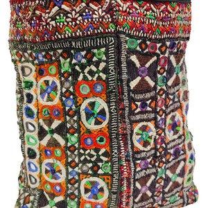 K&ouml;nnte beinhalten: Eine farbenfrohe, bestickte Umh&auml;ngetasche mit schwarzem Riemen. Die Tasche zeigt komplizierte Muster in Rot, Orange, Gr&uuml;n, Blau und Wei&szlig;, mit kleinen Spiegelakzenten. Das Design ist eine Mischung aus geometrischen Formen und floralen Motiven.