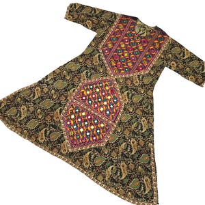 Peut inclure: Une robe noire à manches longues avec un motif cachemire et des détails brodés colorés. La robe présente un col en V et des accents de miroirs décoratifs sur le corsage et les manches. C'est un vêtement traditionnel.
