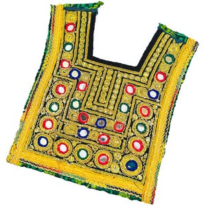 Puede incluir: Una pieza de cuello de tela cuadrada con base negra, bordados dorados intrincados y ribetes metálicos. El diseño está adornado con espejos circulares en rojo, azul y verde, dispuestos en un patrón geométrico alrededor del escote.