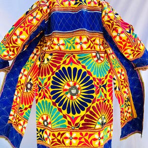 Può includere: Un cappotto ricamato vibrante con una straordinaria gamma di colori. Il cappotto mostra un ricco arazzo di giallo, rosso, blu e verde, con intricati motivi floreali e geometrici. Le maniche e i bordi sono rifiniti con un bordo blu scuro.