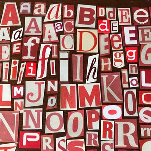 Puede incluir: Una colecci&oacute;n de recortes de letras rojas y blancas, incluyendo las letras A, B, C, D, E, F, G, H, I, J, K, L, M, N, O, P, Q, R, S y T.