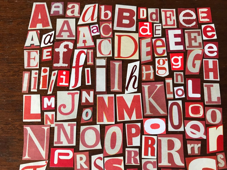 Puede incluir: Una colecci&oacute;n de recortes de letras rojas y blancas, incluyendo las letras A, B, C, D, E, F, G, H, I, J, K, L, M, N, O, P, Q, R, S y T.