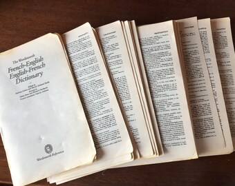 Puede incluir: El diccionario francés-inglés inglés-francés Wordsworth es un libro de tapa blanda abierto con páginas de color crema. La portada muestra el título y los nombres de los editores en texto negro. Varias páginas están desplegadas, mostrando columnas de definiciones impresas.