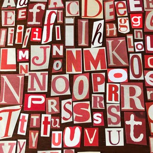 Puede incluir: Una colecci&oacute;n de letras de papel rojo y blanco, recortadas de revistas o peri&oacute;dicos, dispuestas en un patr&oacute;n aleatorio. Las letras incluyen E, i, M, N, O, P, R, S, T, U, V, W e Y.