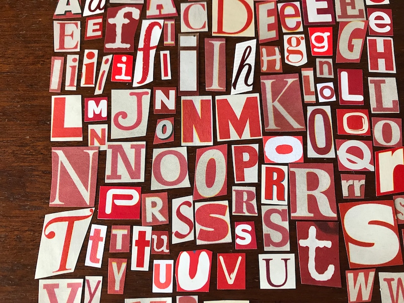 Puede incluir: Una colecci&oacute;n de letras de papel rojo y blanco, recortadas de revistas o peri&oacute;dicos, dispuestas en un patr&oacute;n aleatorio. Las letras incluyen E, i, M, N, O, P, R, S, T, U, V, W e Y.