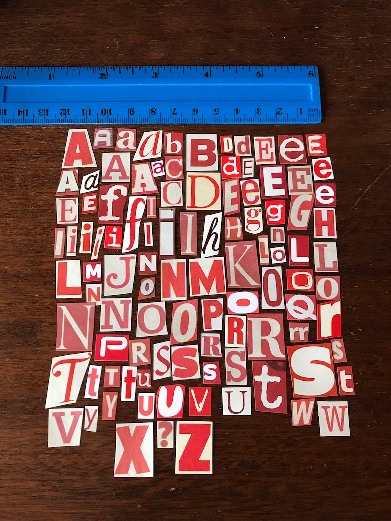 Puede incluir: Una colecci&oacute;n de recortes de letras rojas y blancas, incluyendo el alfabeto de la A a la Z. Las letras est&aacute;n dispuestas en un orden aleatorio, con algunas letras que aparecen varias veces.