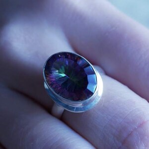 Anillo de topacio místico natural, anillo de plata hecho a mano, anillo de plata de ley 925, anillo de declaración ovalada, regalo para ella, piedra preciosa de colores