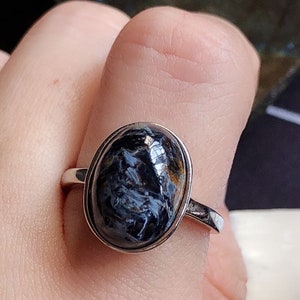 Anello ovale con pietersite: fascia in argento sterling 925 con pietre preziose fatta a mano