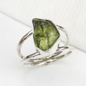 Anel de prata esterlina com peridoto bruto: anel de declaração boho com bisel artesanal