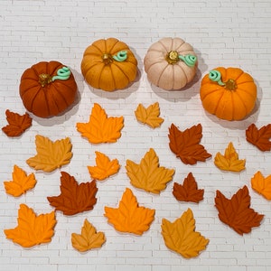 Fondant fall pumpkins and leaves - Pumpkin Thanksgiving - Fall wedding - Fall party favors - Sugar pumpkins