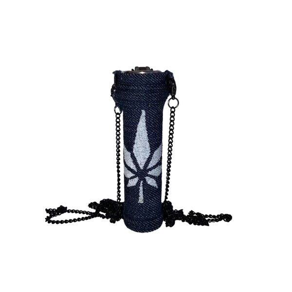 Unique / Créateur Porte Briquet bijoux jeans Artisanal motif feuille de cannabis peinture blanche chaine inoxydable noir avec mousquettons