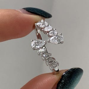 Anillo de moissanita talla pera con diseño de bypass, oro blanco de 14 quilates, anillo abierto Toi et Moi, alianza de boda con diseño de racimo de peras, anillo único y llamativo, anillo de promesa para ella.
