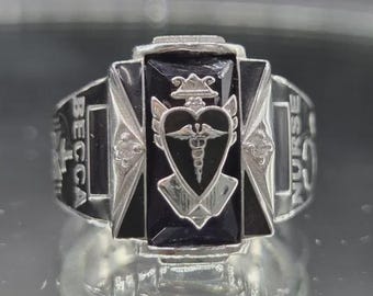 Anillo de graduación de medicina vintage para hombre con piedra negra en plata de ley 925. Joya de graduación única y personalizada.