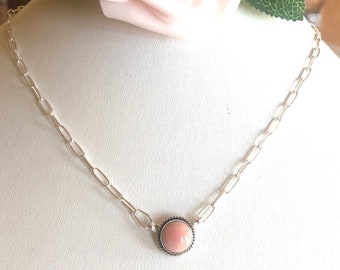 Collar con colgante de caracola rosa - Collar de piedras rosas en plata de ley - Colgante de caracola rosa natural / Collar con colgante redondo rosa de 10 mm
