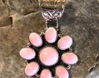 Colgante de caracola rosa - Colgante de piedras rosas en plata de ley - Colgante de caracola rosa natural/rosa - Hermoso colgante de flor para collar