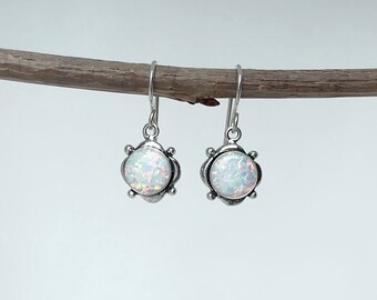 Orecchini Pendenti A Forma Rotonda Opale Bianco Da 8 Mm - Foto 3