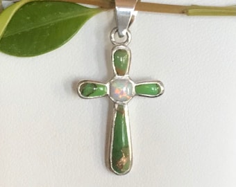 Ciondolo a croce in turchese verde piccolo in argento sterling - Ciondolo a croce in turchese con centro in opale bianco da 4 mm - Ciondolo piccolo per collana