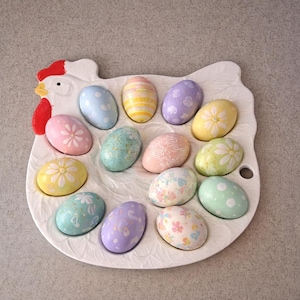 Prato para Ovos Recheados Vintage Trends em Cerâmica, Capacidade para 10 Ovos, Vermelho e Branco, Fabricado no Japão