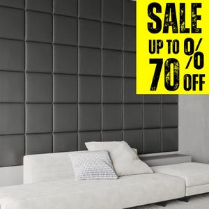 Puede incluir: Una taza de cerámica blanca con asa negra y el texto "But First, Coffee" en negro, con una fuente de estilo manuscrito. La taza está sobre una superficie blanca.