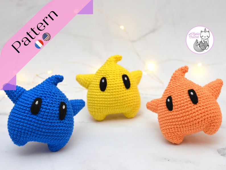 Puede incluir: Tres peluches de crochet con forma de estrella en azul, amarillo y naranja. Cada peluche tiene ojos negros y un dise&ntilde;o simple y redondeado.
