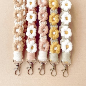 Aesthetic Daisy Macrame Wristlet Keychain