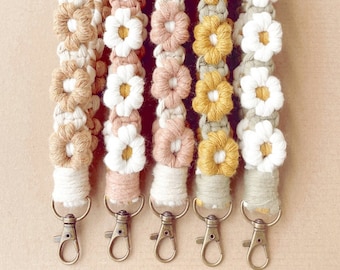 Aesthetic Daisy Macrame Wristlet Keychain